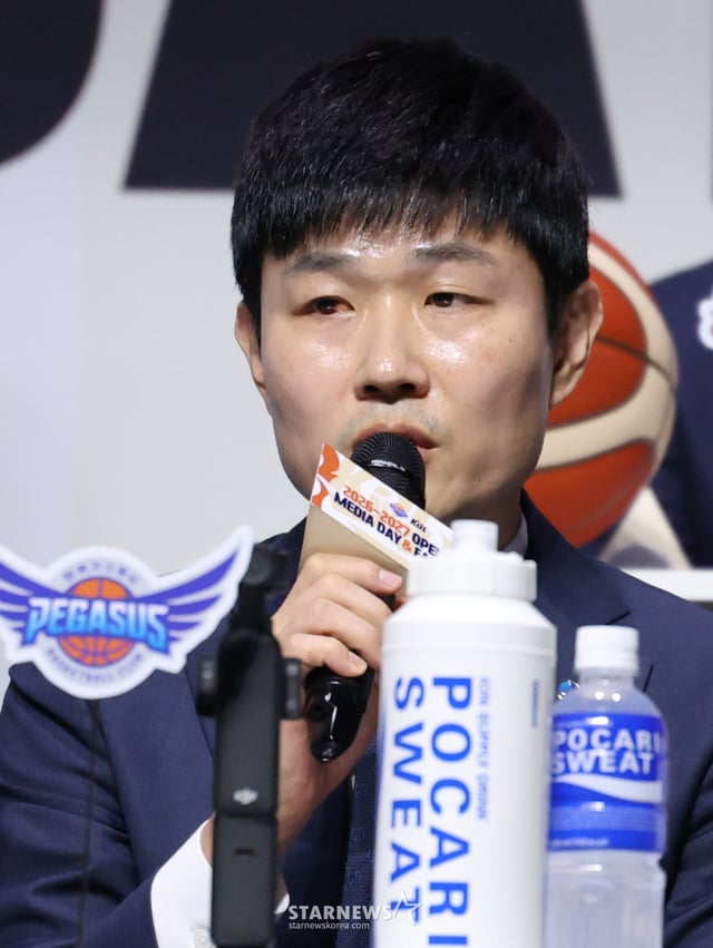 2026-2027 프로농구 개막 미디어데이가 29일 서울 한남동 블루스퀘어 우리WON뱅킹홀에서 열렸다.  한국가스공사 강혁 감독이 기자들의 질문에 답하고 있다. /사진=김진경 kim.jinkyung@