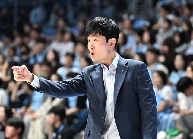작전 지시하는 강혁 감독. /사진=KBL