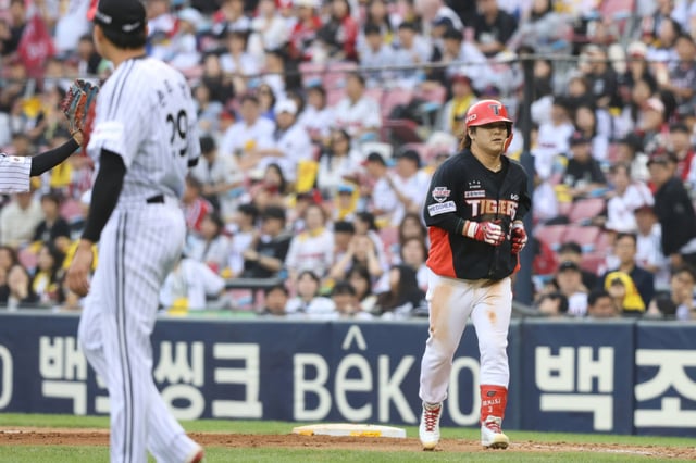 3日、KIAタイガース対LGツインズ戦。 KIAの金善彬(キム·ソンビン、右)の姿/写真=KIAタイガース提供