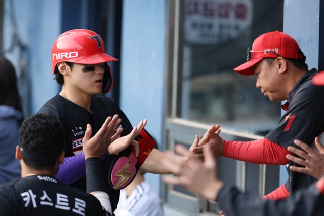 3日、KIAタイガース対LGツインズ戦。 KIAの金ドヨン(左)と李机浩(イ·ボムホ)監督の姿。 /写真=KIAタイガース提供