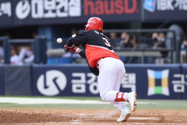 3日、KIAタイガース対LGツインズ戦。 KIAの金善彬(キム·ソンビン)の9回のスクイズバントの試み。 /写真=KIAタイガース提供
