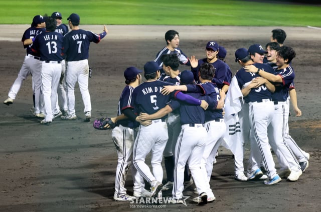 El lanzador abridor Gwak Bin y los jugadores de la selección nacional de béisbol de Corea celebran tras finalizar la defensa de la novena entrada en el partido final del Súper Ronda de Béisbol Aichi-Nagoya 2026 entre Corea y Japón, disputado el día 27 en el Estadio Ciudadano de Toyohashi, prefectura de Aichi (Japón), ganando por 3-1 y asegurando así la medalla de oro. el 27 de 2026. /Foto=reportero sénior Kang Young-jo cameratalks@