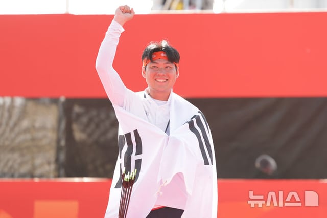 Lee Woo-seok, de Corea del Sur, celebra tras vencer a Junya Nakanishi, de Japón, en la final individual masculina de arco recurvo de tiro con arco en los Juegos Asiáticos 2026 de Aichi-Nagoya. /foto=NEWSIS
