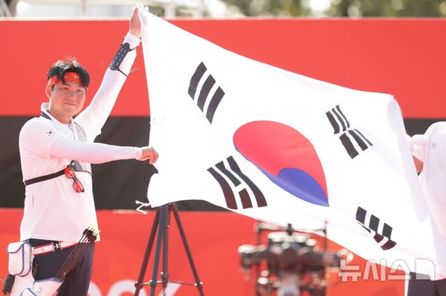 Lee Woo-seok, de Corea del Sur, celebra tras vencer a Junya Nakanishi, de Japón, en la final individual masculina de arco recurvo de tiro con arco en los Juegos Asiáticos 2026 de Aichi-Nagoya. /Foto=NEWSIS