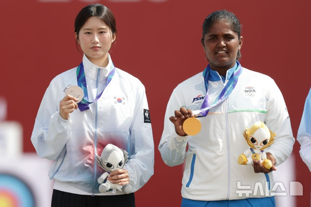 South Korea's Oh Ye-jin (left), who won a silver medal, and India's gold medalist Kumkum Anil Mohod. /Photo=Provided by NEWSIS