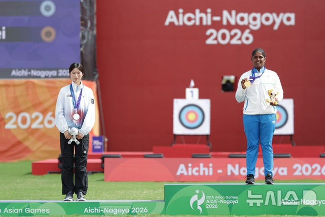 South Korea's Oh Ye-jin (left), who won a silver medal, and India's gold medalist Kumkum Anil Mohod. /Photo=Provided by NEWSIS