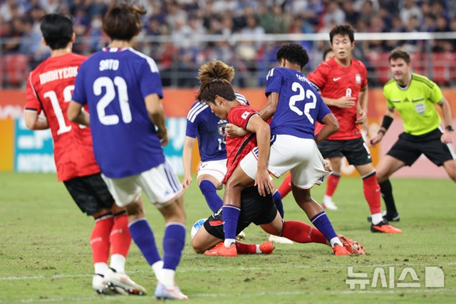 The final between South Korea (red uniforms) and Japan. /Photo=Provided by NEWSIS