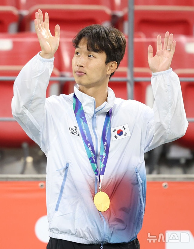 시상대에 올라 한국 팬들에게 인사하는 엄지성. /사진=뉴시스 제공
