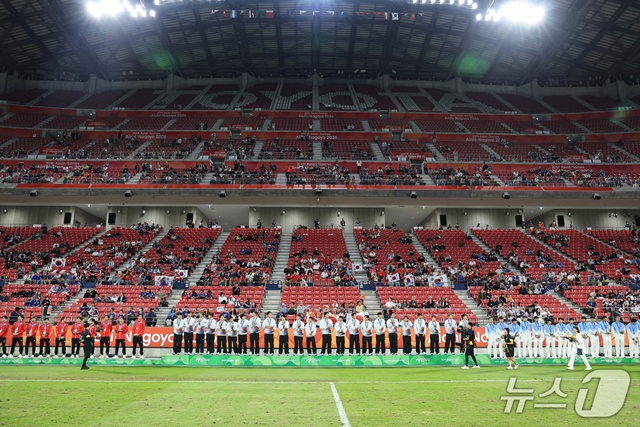 아시안게임 금메달을 차지하며 시상대 맨 위에 올라간 한국 축구대표팀. /사진=뉴스1 제공