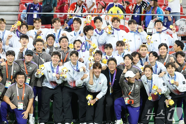 아시안게임 금메달을 차지하고 기뻐하는 한국 축구대표팀. /사진=뉴스1 제공