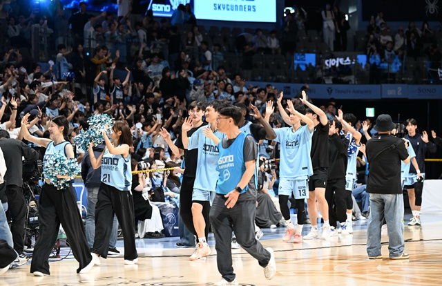 팬들에게 인사하는 고양 소노 선수단. /사진=KBL 제공