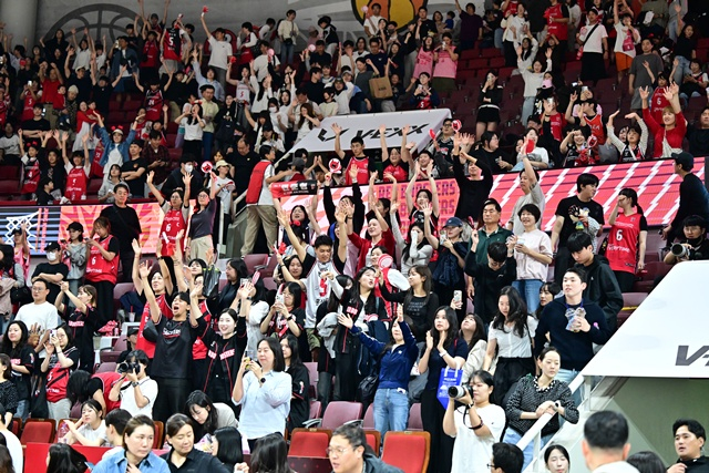 안양 정관장 팬들의 열광적인 응원. /사진=KBL 제공