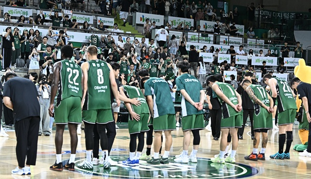 팬들에게 인사하는 원주 DB 선수단. /사진=KBL 제공