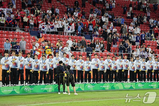 South Korean players singing the national anthem. /Photo=Provided by News1