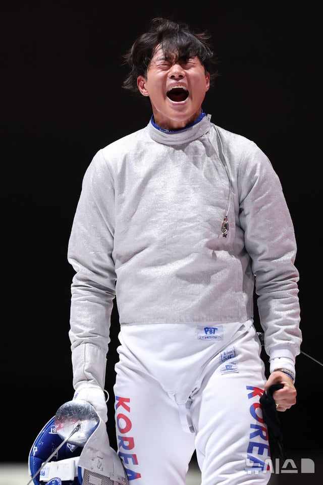 2026愛知·名古屋アジア大会フェンシングサーブル男子団体決勝戦韓国と日本の試合、45-44で勝利を収めた大韓民国オ·サンウクが咆哮している。 /写真=ニューシス