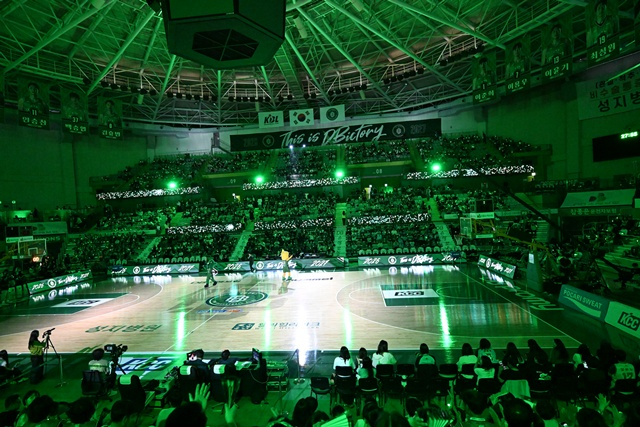 원주 DB 프로미 아레나를 가득 채운 농구 팬들. /사진=KBL 제공
