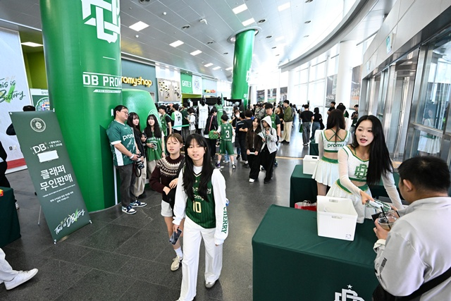 원주 DB 홈 개막전을 찾은 농구 팬들. /사진=KBL 제공
