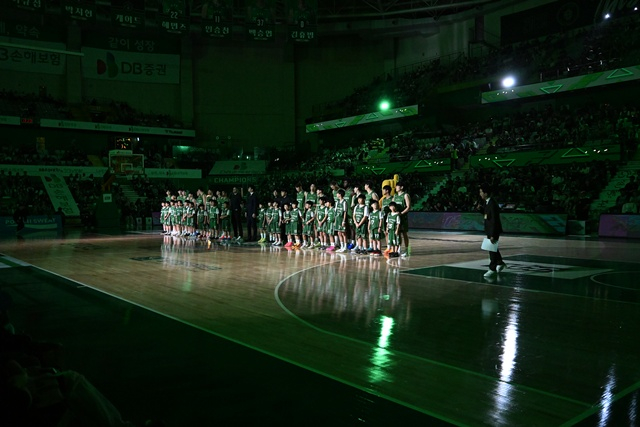 원주 팬들에게 인사하는 원주 DB 선수단. /사진=KBL 제공