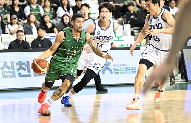 경기에 집중하는 이선 알바노(왼쪽). /사진=KBL 제공
