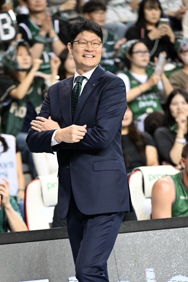 미소 짓는 이규섭 감독. /사진=KBL 제공