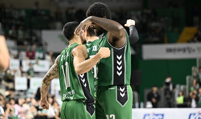 기뻐하는 이선 알바노와 레이션 해먼즈(오른쪽). /사진=KBL 제공