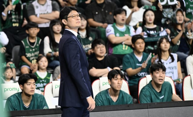 경기를 지켜보는 이규섭 감독. /사진=KBL 제공