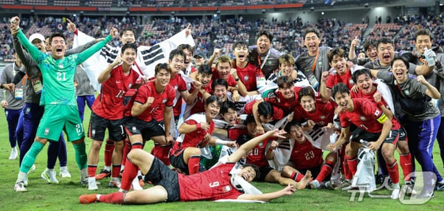 대한민국 아시안게임 축구 국가대표팀이 금메달 획득 후 환호하고 있다. /사진=뉴스1