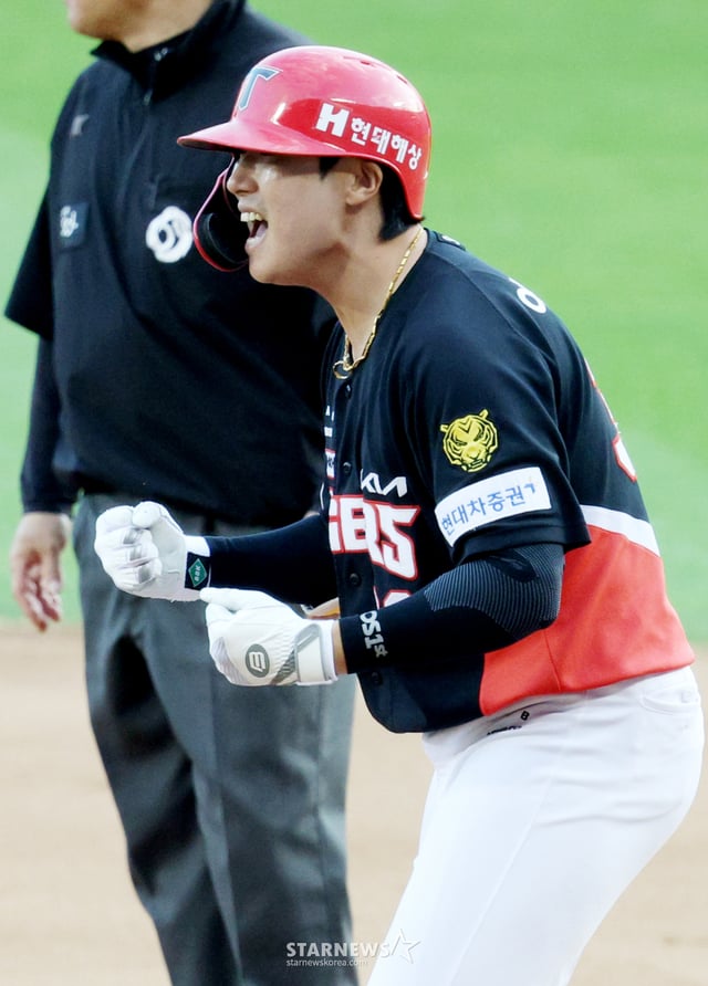 2026 신한 SOL KBO리그 LG 트윈스 대 KIA 타이거즈 경기가 4일 서울 잠실야구장에서 열렸다.  KIA 이호연이 9회초 무사 1,3루에서 동점 1타점 적타를 날리고 출루한 후 환호하고 있다. /사진=김진경 kim.jinkyung@