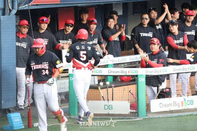 2026 신한 SOL KBO리그 LG 트윈스 대 KIA 타이거즈 경기가 4일 서울 잠실야구장에서 열렸다.  KIA 8회초 2사 1,2루에서 2루주자 김도영이 나성범의  적시타 때 동점 득점을 한 후 이범호 감독의 환영을 받고 있다. /사진=김진경 kim.jinkyung@