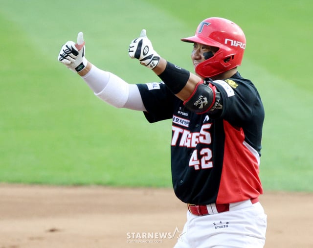 2026 신한 SOL KBO리그 LG 트윈스 대 KIA 타이거즈 경기가 4일 서울 잠실야구장에서 열렸다.  KIA 김태군이 9회초 무사 1,3루에서 1타점 적타를 날리고 출루한 후 환호하고 있다. /사진=김진경 kim.jinkyung@