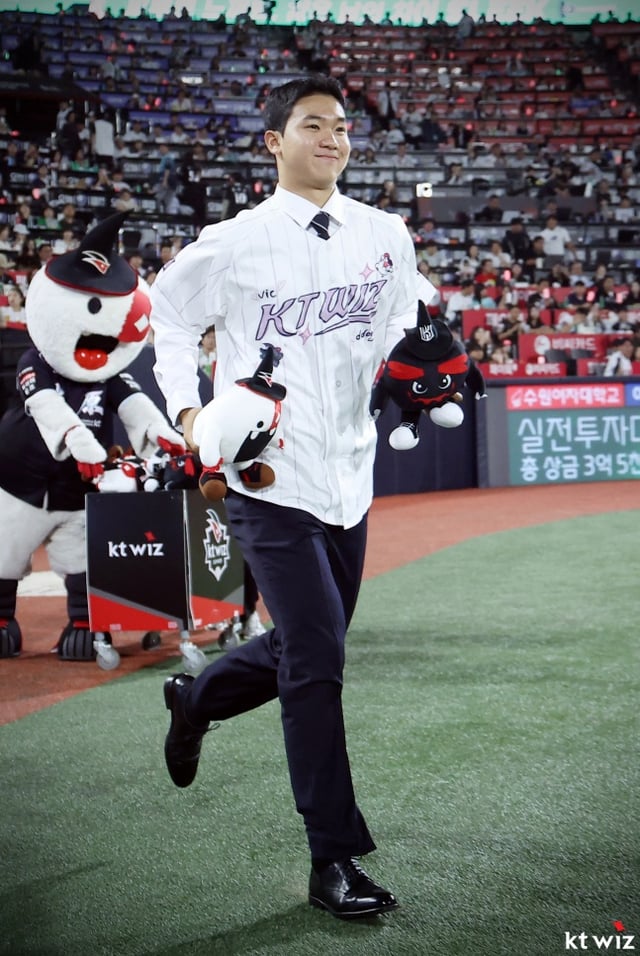 KT 2027년 신인 이승원이 4일 수원 롯데전을 앞두고 입단식에 참석했다. /사진=KT 위즈 제공