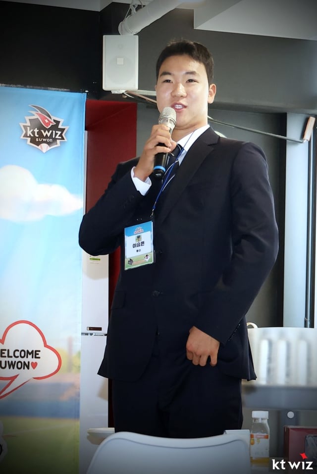 KT 2027년 신인 이승원이 4일 수원 롯데전을 앞두고 입단식에 참석해 말하고 있다. /사진=KT 위즈 제공