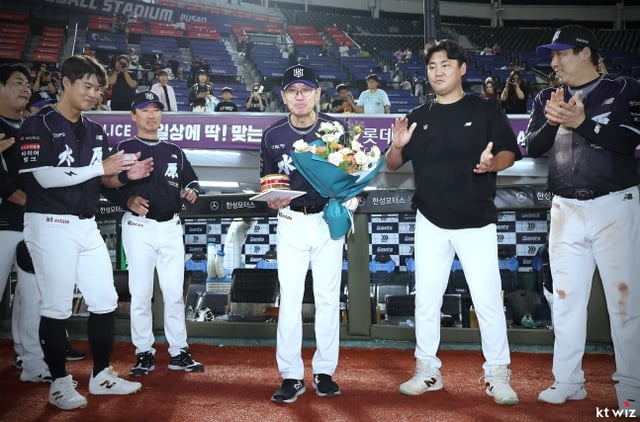 KT 이강철 감독(가운데)이 3일 수원 롯데전을 앞두고 열린 통산 600승 기념 시상식에서 축하를 받았다. /사진=KT 위즈 제공