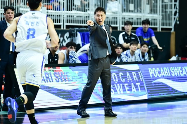 김상식 서울 삼성 감독이 4일 오후 4시 30분 수원 KT 소닉붐 아레나에서 열린 2026~2027 KCC 프로농구 정규리그 개막전에서 작전 지시하고 있다. /사진=KBL 제공