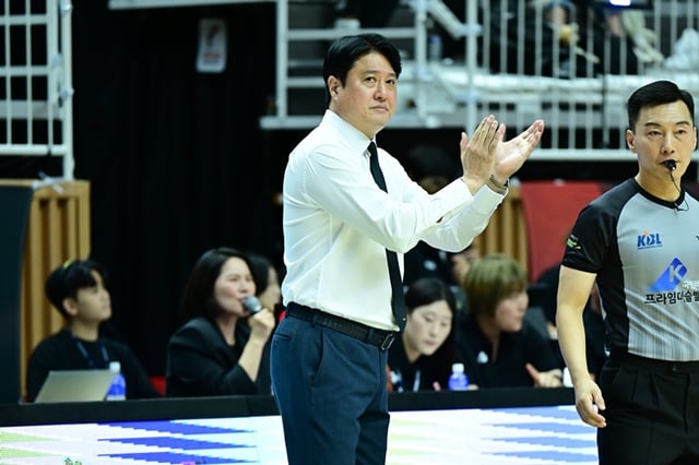 문경은 수원KT 감독이 4일 오후 4시 30분 수원 KT 소닉붐 아레나에서 열린 2026~2027 KCC 프로농구 정규리그 개막전 경기 중 박수치고 있다. /사진=KBL 제공