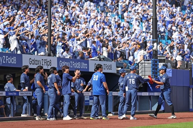 The team cheers on left-hander Lee Seung-hyun as he enters the dugout. /Photo=Samsung Lions