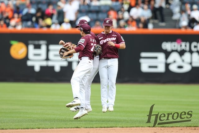 승리 직후 추재현(왼쪽)과 박찬혁(오른쪽) 등 외야진이 기쁨을 나누고 있다. /사진=키움 히어로즈