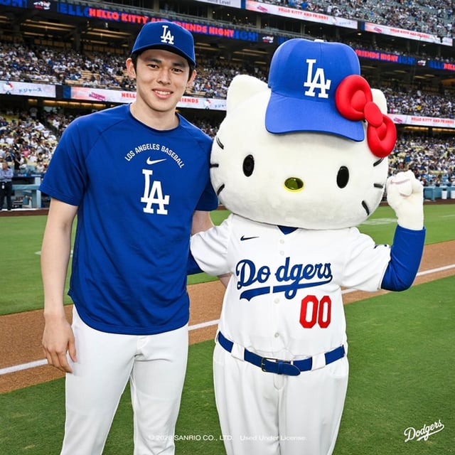 Sasaki (bên trái) chụp ảnh trước một sự kiện của đội LA Dodgers vào tháng 8 trước đây. /Ảnh=Tài khoản SNS chính thức của LA Dodgers