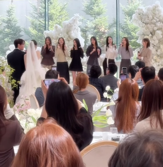 Nine Muses performing the hymn at Hwang Min-soo and Jo Ga-bin’s wedding / Photo = Jo Ga-bin’s SNS