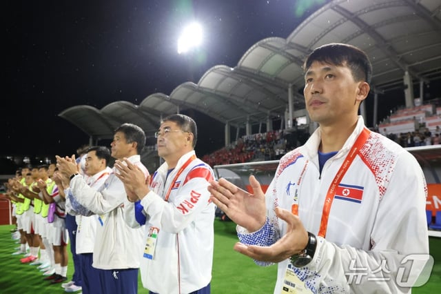 지난달 16일 일본 아이치현 가리야 스타디움에서 열린 2026 아이치·나고야 아시안게임 남자축구 B조 1차전 중국과 북한의 경기에서 리광천(가장 오른쪽) 감독이 선수들을 향해 손뼉을 치고 있다./사진=뉴스1