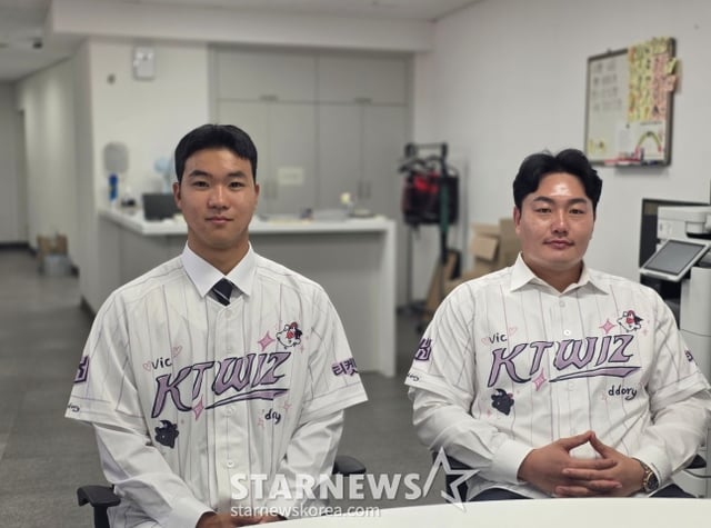 KT 2027 신인 이승원(왼쪽)과 최지만이 4일 취재진과 인터뷰했다. /사진=김동윤 기자 