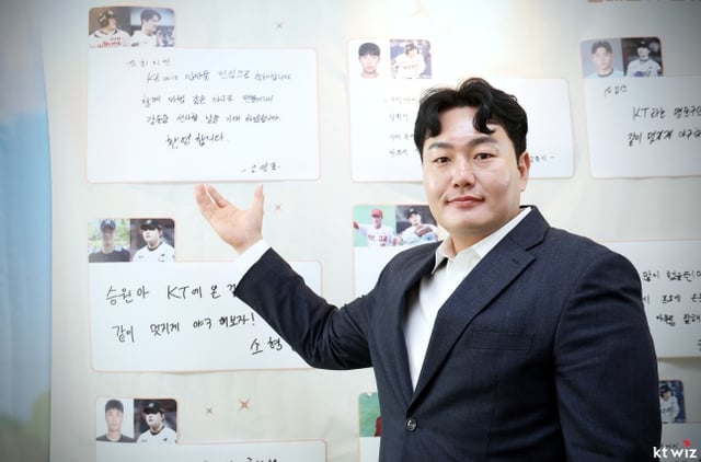 Choi Ji-min, novato de KT para 2027, asistió a la ceremonia de incorporación celebrada el día 4 antes del partido contra Lotte en Suwon. /Foto=Proporcionado por KT Wiz