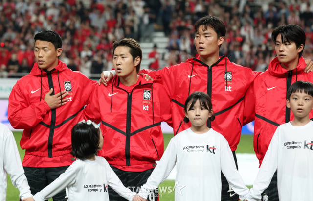 대한민국 축국구가대표팀이 28일 서울월드컵경기장에서 우루과이와 친선경기를 열었다. 이강인을 비롯한 대표팀 선수들이 애국가가 울려퍼지자 예를 표하고 있다. /사진=김진경 대기자