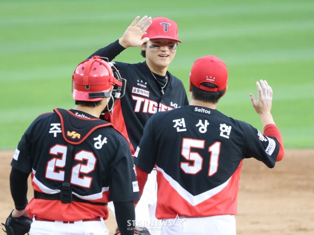 2026 신한 SOL KBO리그 LG 트윈스 대 KIA 타이거즈 경기가 4일 서울 잠실야구장에서 열렸다. KIA 전상현이 경기를 매조지한 후 김도영과 기뻐하고 있다. /사진=김진경 kim.jinkyung@