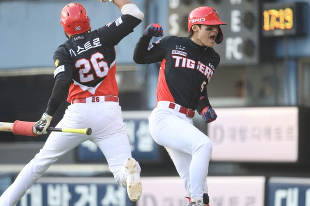 KIA 타이거즈 김도영(오른쪽)이 5일 잠실 LG전에서 9회 홈런을 터트린 뒤 카스트로와 기쁨을 함께 나누고 있다. /사진=KIA 타이거즈 제공