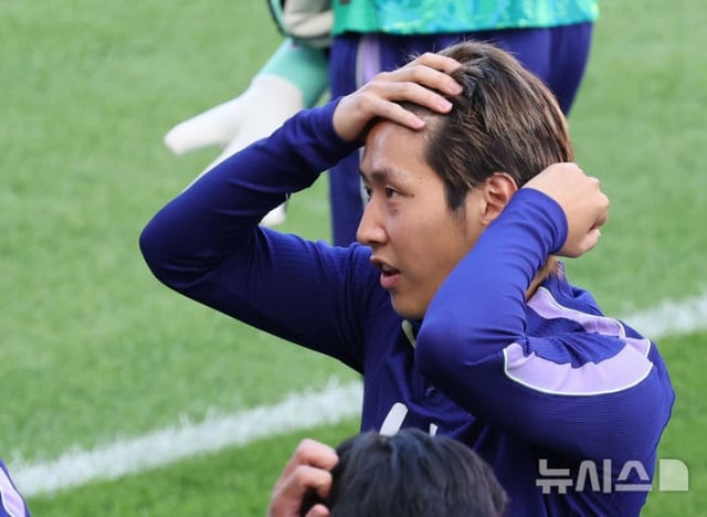 Lee Kang-in peinándose el cabello hacia atrás en el Korea Football Park de la ciudad de Cheonan, provincia de Chungnam, la tarde del 22 de septiembre pasado. /Foto=NEWSIS