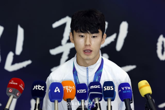 (인천공항=뉴스1) 박정호 기자 = 2026 아이치-나고야 아시안게임 남자축구 4연패를 만든 이민성호 이기혁이 4일 오후 인천국제공항을 통해 귀국해 취재진과 인터뷰를 하고 있다. 2026.10.4/뉴스1 Copyright © 뉴스1. All rights reserved. 무단 전재 및 재배포, AI학습 이용 금지. /사진=(인천공항=뉴스1) 박정호 기자