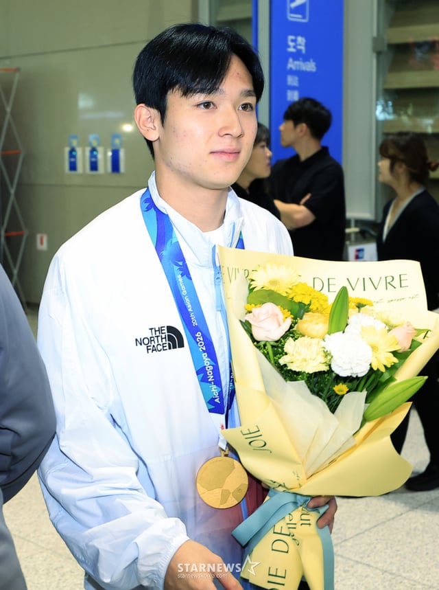 (인천공항=뉴스1) 박정호 기자 = 2026 아이치-나고야 아시안게임 남자축구 4연패를 만든 이민성호의 양민혁이 4일 오후 인천국제공항을 통해 귀국, 대한축구협회에서 준비한 꽃다발을 들고 조용히 이동하고 있다. 2026.10.4/뉴스1 Copyright © 뉴스1. All rights reserved. 무단 전재 및 재배포, AI학습 이용 금지. /사진=(인천공항=뉴스1) 박정호 기자