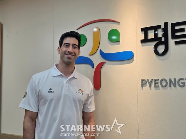 Isanaye Ramírez, entrenadora del KB Insurance Stars, concedió una entrevista a los medios antes de la ceremonia de inicio de la temporada 2026-2027, celebrada el día 5 en el Centro Cultural y Artístico del Sur en la ciudad de Pyeongtaek, provincia de Gyeonggi. /foto=reportero Kim Dong-yoon