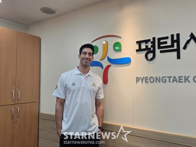 Isanaye Ramírez, entrenadora del KB Insurance Stars, concedió una entrevista a los medios antes de la ceremonia de inicio de la temporada 2026-2027, celebrada el día 5 en el Centro Cultural y Artístico del Sur en la ciudad de Pyeongtaek, provincia de Gyeonggi. /Foto=reportero Kim Dong-yoon
